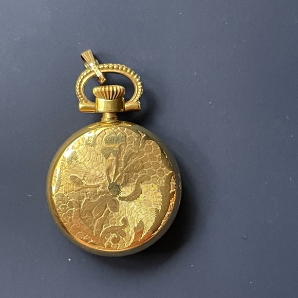 Beautiful Gold Watch pendant the size of a quarter - Picture 2 of 3